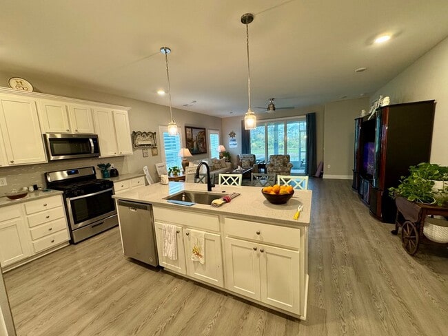 Photo - 176 Arazzo Wy