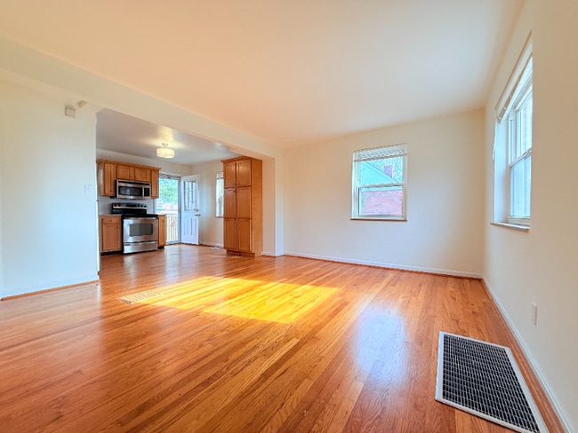 Photo - 4540 Victor Ave