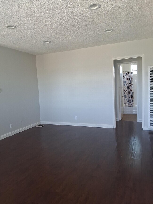 9222 S Budlong Ave Unit 5