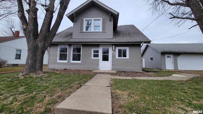 Building Photo - 807 Hatterman St