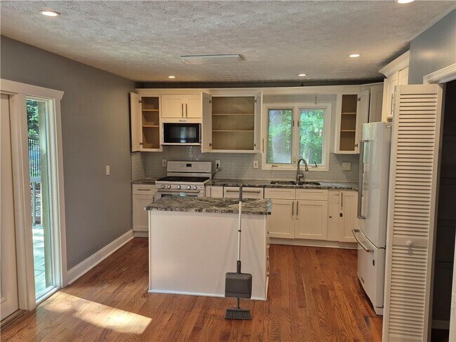 Photo - 735 Chickadee Ct SW