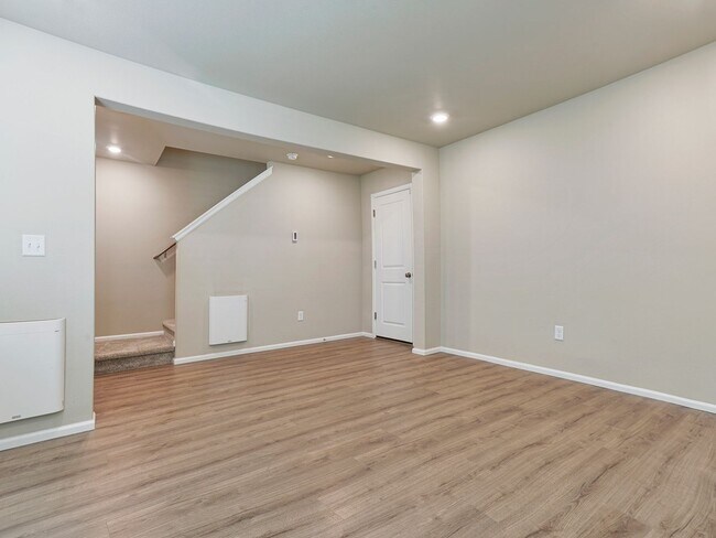 Photo - Beautiful Townhouse - End Unit - Ten Trail...