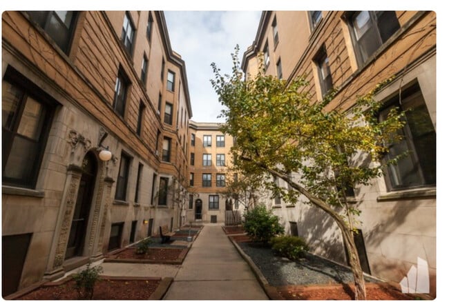 Photo - 440 W Belden Ave