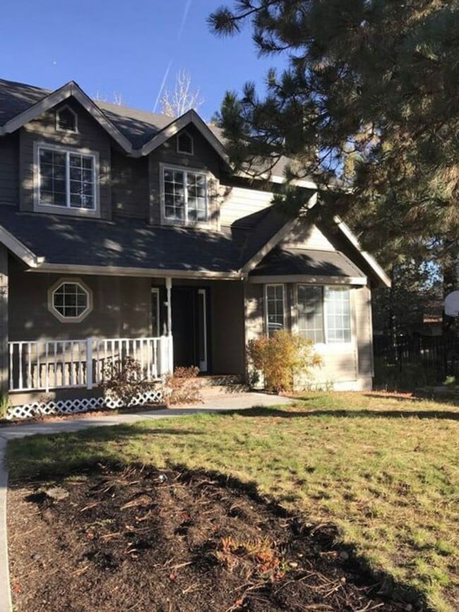 Building Photo - SE Bend 3 Bedroom, 2.5 Bath House, A/C, Gas Heat & Fireplace, Dbl Garage, Fenced Yard