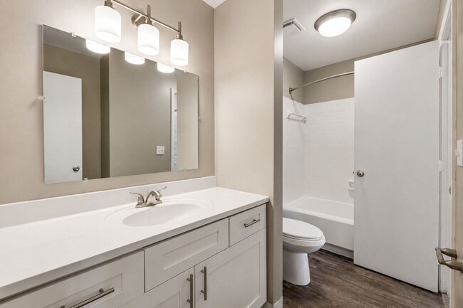 Lakeside Crossing at Eagle Creek Apartments and Townhomes
