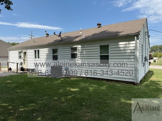 Photo - Spacious Gladstone Ranch!