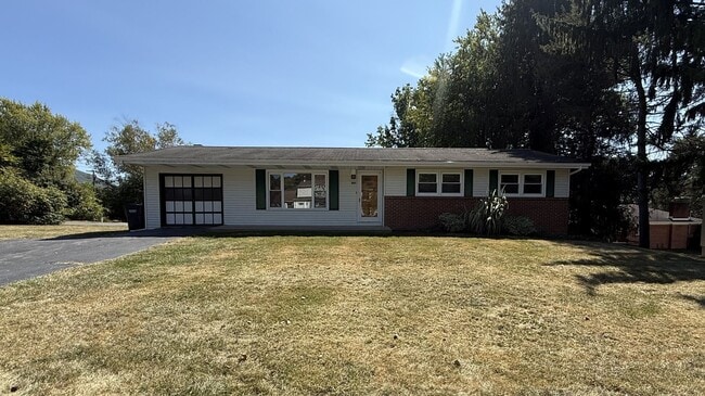 Building Photo - Three Bedroom Ranch Rental