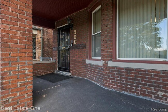 Photo - 304 Hendrie St