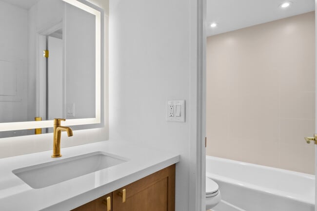 Photo - 1505-1505 Alexander St