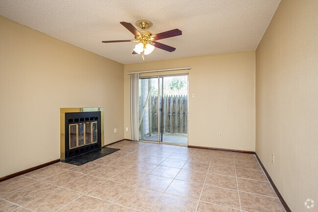 2BR, 2BA - 1,000SF
