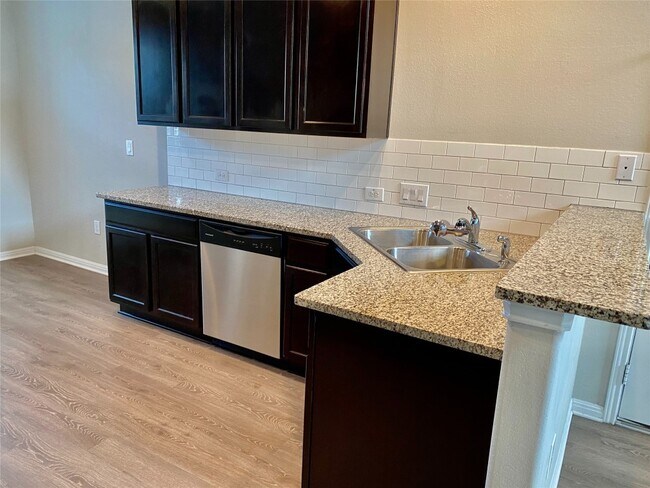 Photo - 516 E Slaughter Ln