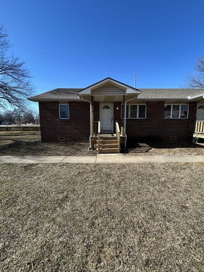 Building Photo - 401 E Adams St Unit 401 E. Adams Apt. A