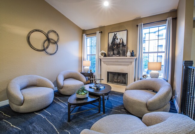 Salón de la casa club - The Courts at Preston Oaks