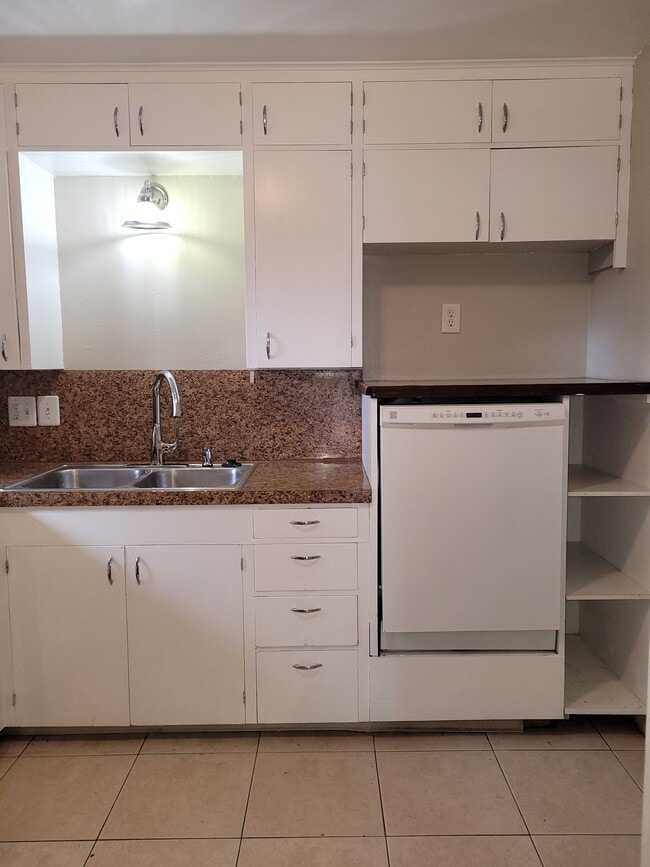 COCINA CON LAVAVAJILLAS ELEVADO Y GRIFO DE ARCO ALTO - 5955 SW 179th Ave