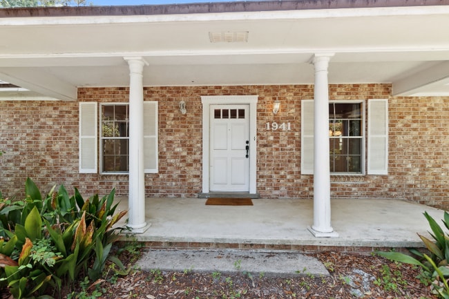 Building Photo - 1941 Clinch Dr Rental