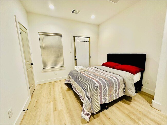 Photo - 2339 Eagle St