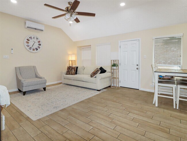 Photo - 5622 Lycomb Dr