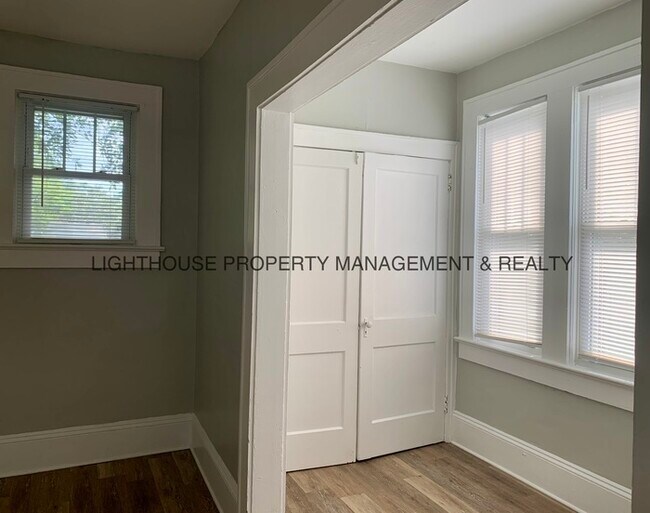 Spacious Upstairs Duplex With Private Entry
