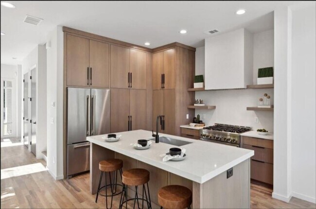 Photo - 536 Highland Ave NE