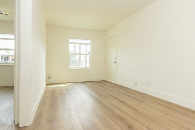 Photo - **REDUCED SECURITY DEPOSIT** Refreshed 2 Bed /1 Bath Pacific Beach Duplex Near the Ocean & Bay! Unidad 4430