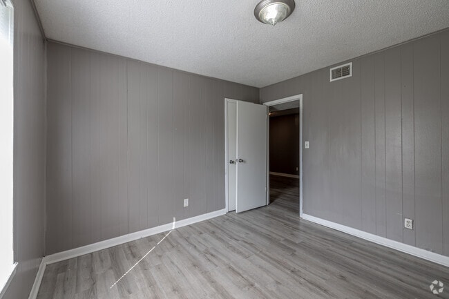 2BR, 1BA - 854SF - Primary Bedroom
