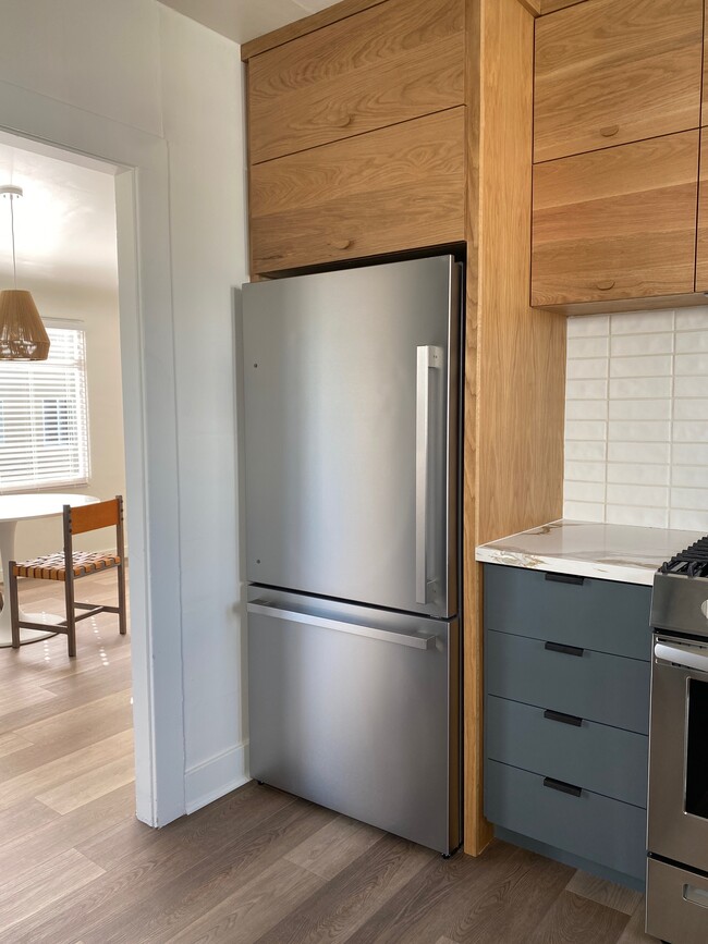 Kitchen - 2452 Palm Dr Unit 1