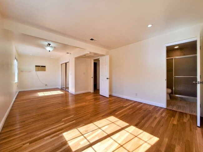Photo - Beautifully Remodeled 3bd Single Story House With Bonus Room & Storage Space!