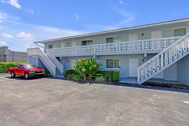 Building Photo - 560 NE 46th St Rental