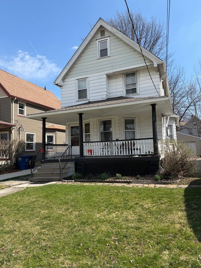 Building Photo - Charming Lakewood Duplex Unit Up