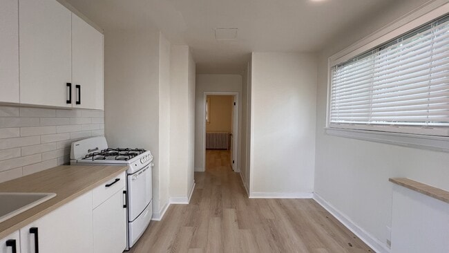 Building Photo - 131 Vine St S Unit 3