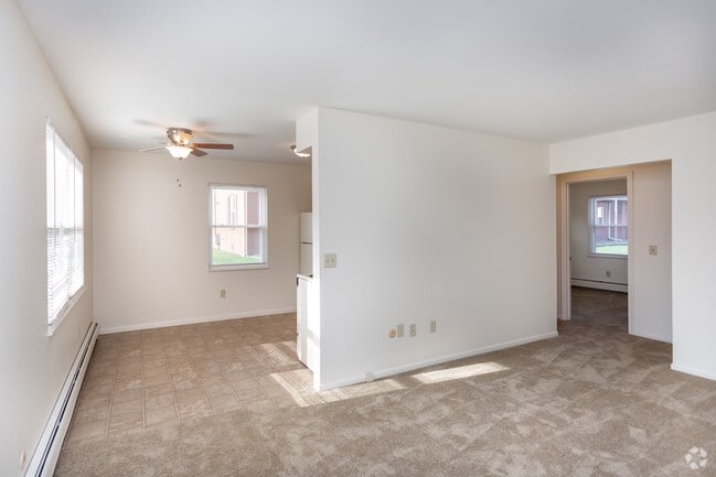 2BR, 1BA - 744 SF