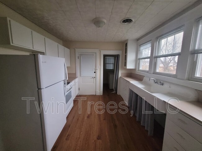 Photo - 5747 Main St