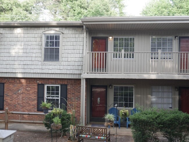 Building Photo - Extra Nice - Private - Upper Level 1 Bedroom!