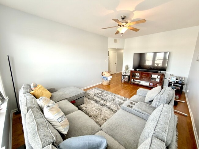 Building Photo - 4111 W Lawrence Ave Unit 4111-3
