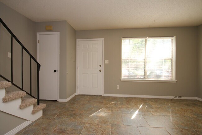 Southwest Pensacola Townhome Near NAS Pensacola with Granite Kitchen & Privacy-Fenced Patio