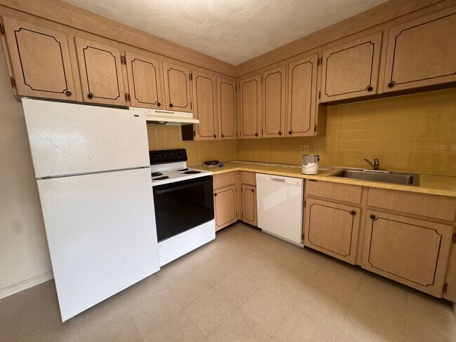 Building Photo - 155 Lexington St Unit 34