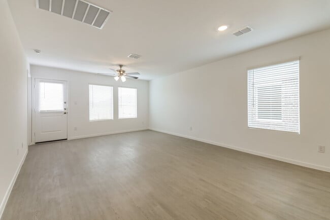 Photo - 1712 Crossbill St