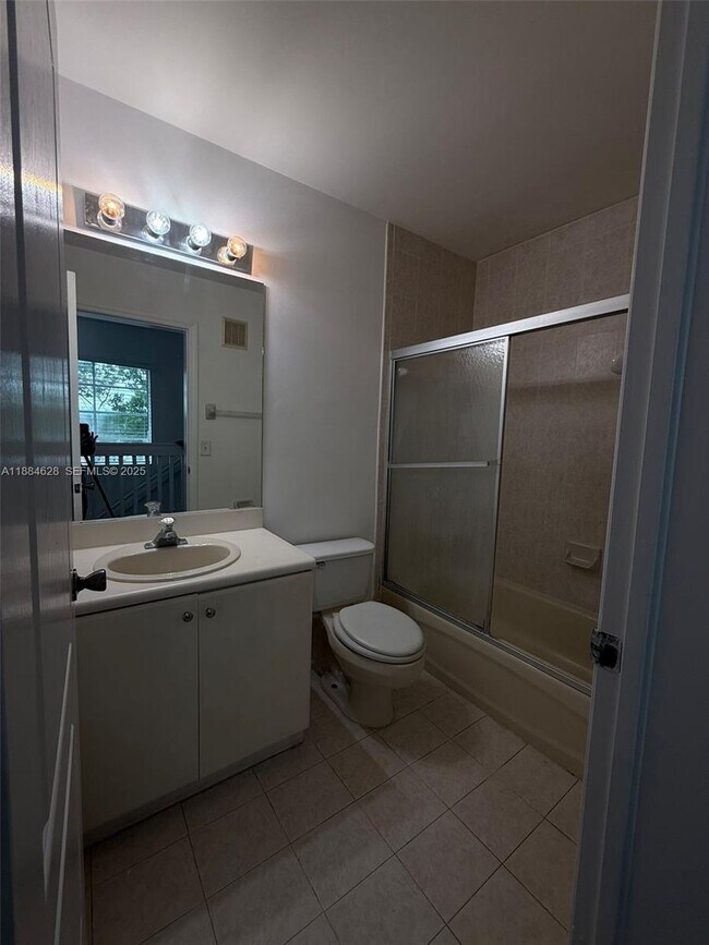 Photo - 17640 NW 73rd Ave Unidad 200-19