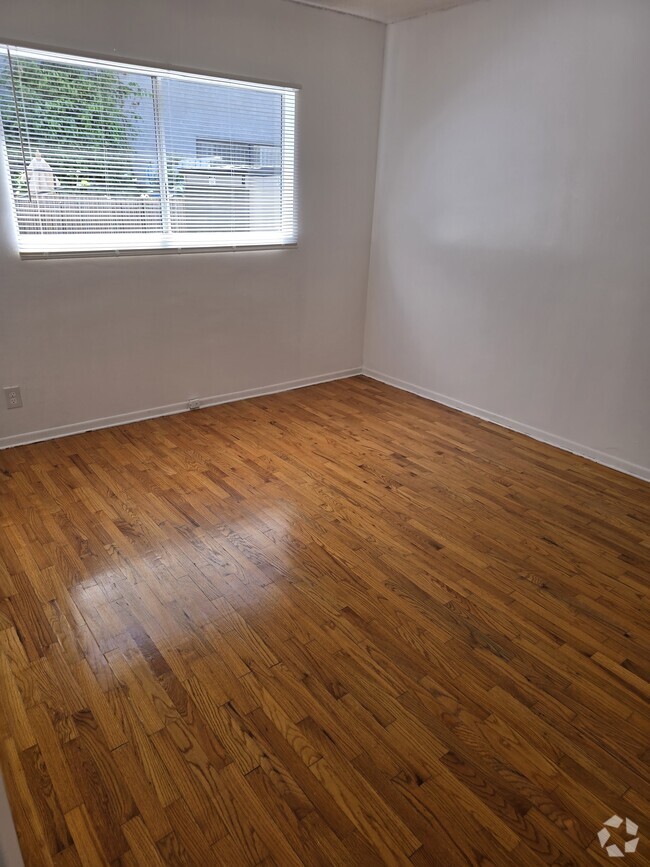 Building Photo - 4237 Dixie Canyon Ave Unit #2 Rental