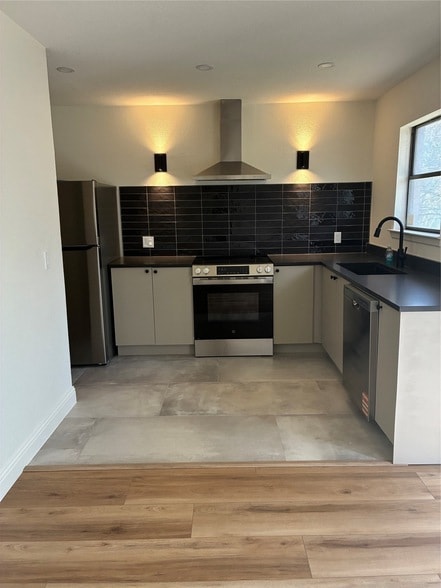 Photo - 2101 Mistletoe Ave