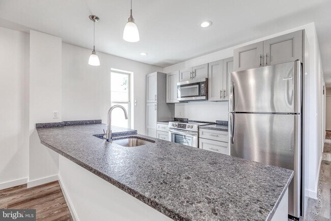 Building Photo - 751 N 43rd St Unit 301