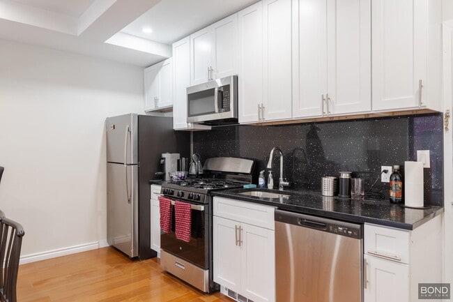 Building Photo - 402 W 50th St Unit 2F Rental