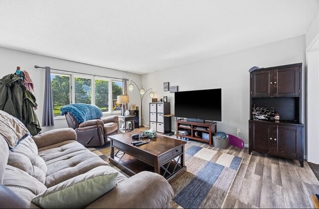 Photo - 715 6th Ave S