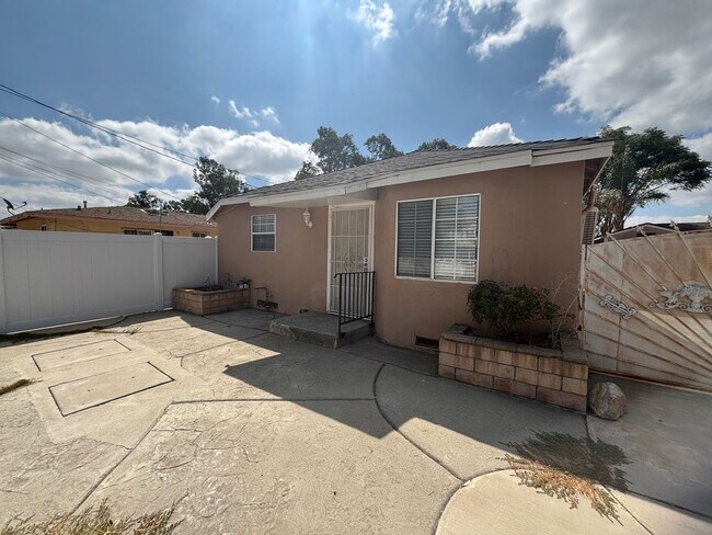 Remodeled 3 bedroom 2 bath Single Story Ho... - Remodeled 3 bedroom 2 bath Single Story Ho...