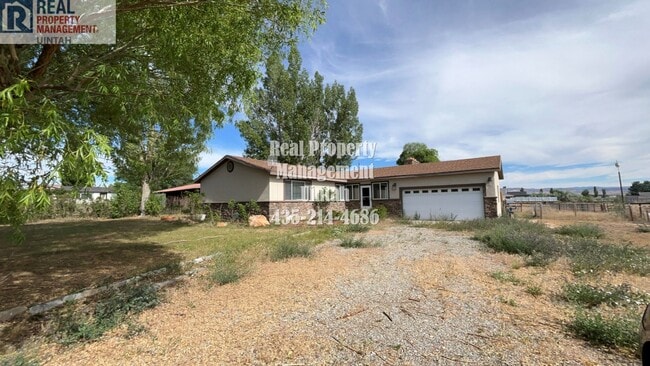 Building Photo - Charming 3 Bedroom 1 Bathroom Horse Property