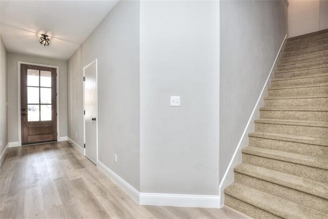 Photo - 204 Russet Trl