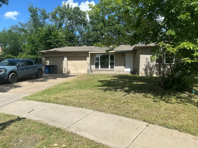 Building Photo - Midtown 3 Bedroom Gem! Available Mid/Late August