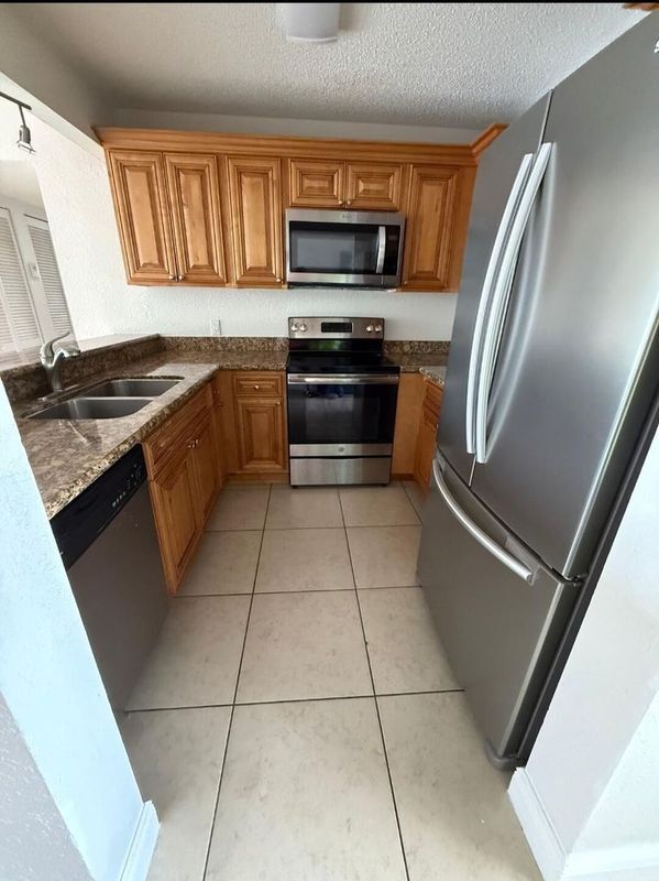 Building Photo - 1484 Lake Crystal Dr Rental