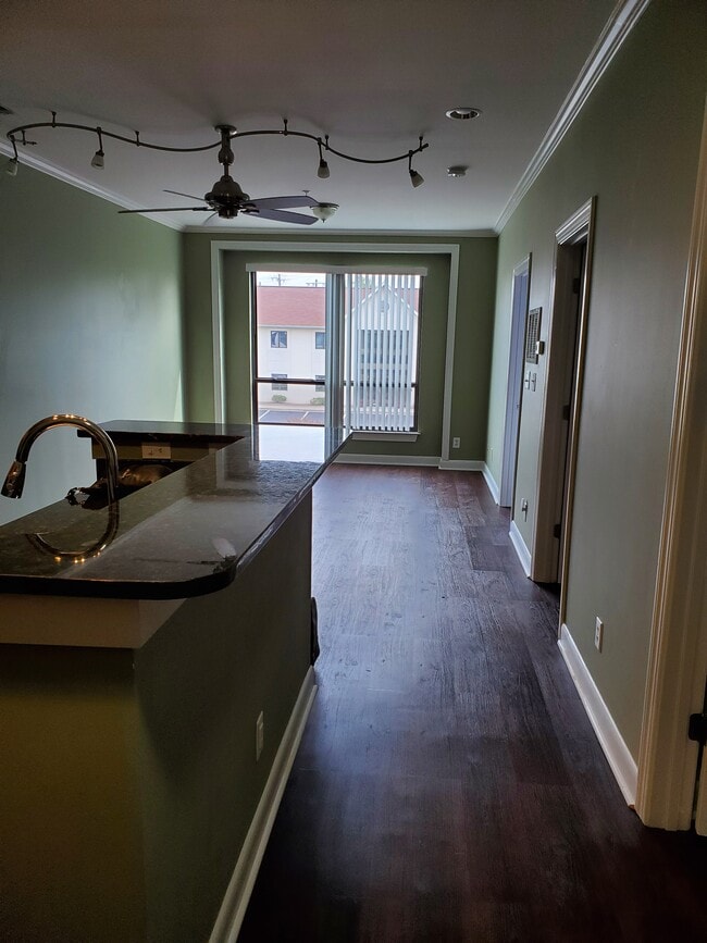 Building Photo - 411 W Washington St Unit #209