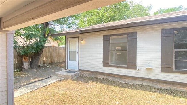 Building Photo - 2/1 duplex with covered parking Rental